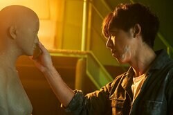 真剣な目つきでラブドールを造る高橋一生…映画『ロマンスドール』より場面写真解禁