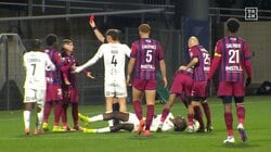 何があった？強烈“腹パンチ”でレッドカード！「殴った？」「衝撃的すぎ」遅延行為にイライラ→20歳FW、まさかの愚行にスタジアム騒然