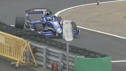 何が起きた？ スロー走行→脱輪…まさかのミスにドライバー“憮然”の瞬間「タイヤがハマってないよ！」