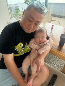  山本圭壱、似てきたと言われる娘との2ショットを公開「とにかく可愛い」「顔がみんな似てる」の声 