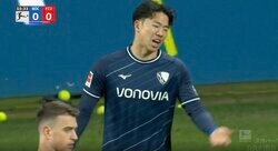 浅野拓磨もビックリ！ サポーターがブチギレ！暴動行為で試合中断　なぜ、前半12分に応援ボイコット？大量のテニスボールやコインチョコが投げ込まれた衝撃の瞬間