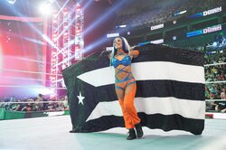 “鬼滅大好き”人気女子レスラー、奇抜すぎるファッションでセコンドにつく珍光景 ヘッドホン着用の大胆さも「すごくクールだ」SNSで話題に