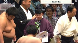 「あぁ、土俵に穴が」「なんか出てきた」大相撲千秋楽、最後の最後に驚きの光景「これは初めて見た」カメラが捉えた貴重な瞬間