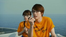 映画『トリガール！』より意味深な場面写真が解禁！　高杉真宙の船上ショットの持つ意味とは？