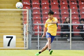 「めちゃくちゃ久保建英じゃん」久保建英「日本代表”新ユニ”イラスト」を”ジャイキリ”作者が描き下ろし!アメリカ戦直前のサプライズ