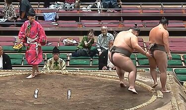 力士が突如、自ら土俵の外へ… ファン困惑の異常事態 「なんで諦めとる