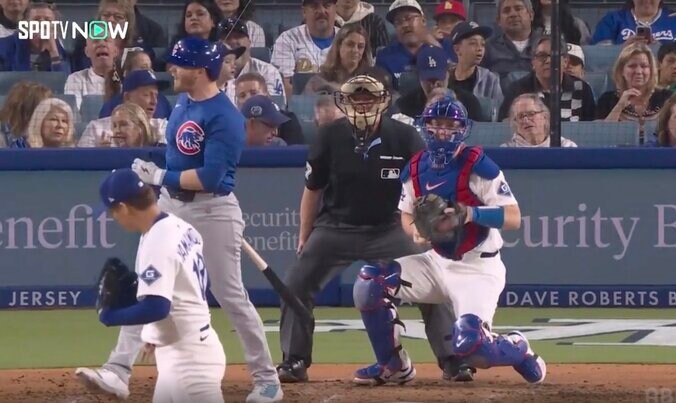 【写真・画像】一体、何が起きた…！？ 山本由伸、投球直前に“まさかの珍光景”「なんやあれ」「どういう状況w」審判が突如プレー中断→グラウンドにビーチボール　1枚目