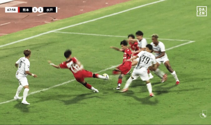 「キャプ翼やないかい！」右足と左足を“同時に振り抜いた”強烈ゴールにSNS騒然！「ツインシュート？笑」熊本FW２人の明暗が分かれた瞬間 2枚目