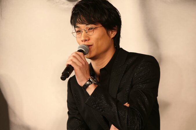 桐谷美玲、鈴木伸之にネックレスをつけられ「照れちゃいます」 3枚目