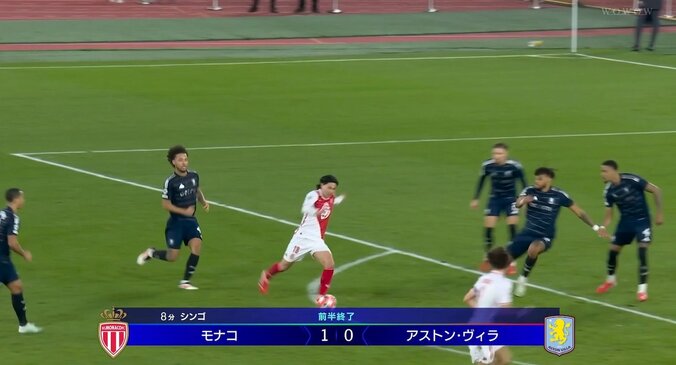 【写真・画像】スタジアム騒然！ 南野拓実、“神タッチ＆ループ”の超スーパープレーの瞬間「なぜそこで？」 ゴール前で相手2人を翻弄する“圧巻ボールタッチ”　1枚目