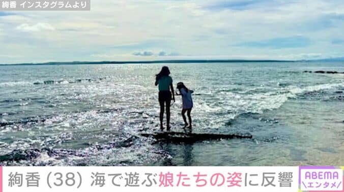 海で遊ぶ絢香の娘たち