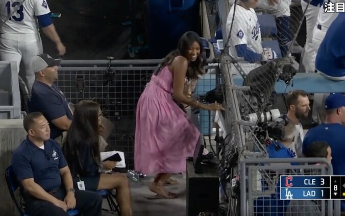 【写真・画像】何が起きた？ 大谷翔平の打席で女性リポーターに“珍ハプニング”　びしょ濡れに続く… 巻き込まれ“災難”に「大変だなw」　1枚目