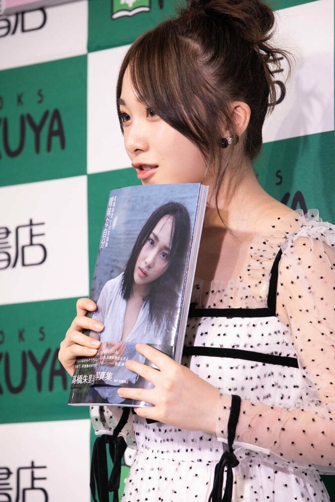 AKB48高橋朱里、1st写真集でランジェリーカットに挑戦「ファンのために頑張りました」 5枚目