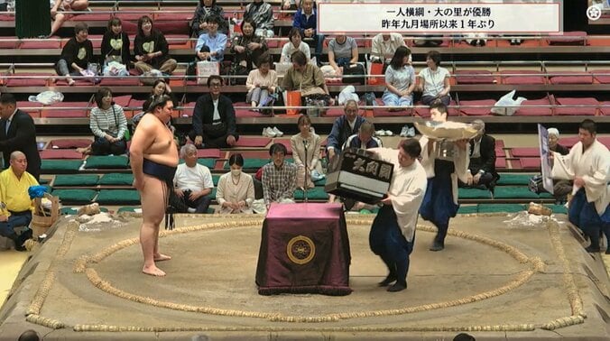 「一升瓶何本入るんだ?」大の里が受け取った“規格外”な副賞に騒然「巨大な鍋やん」 2枚目