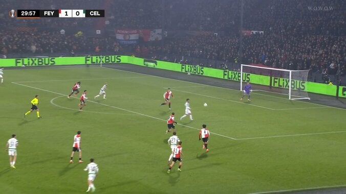 どうなってるの？日本代表MFの超技巧“ジャンピングループパス”に脚光「背中に目ついてる」「よく見つけた」ファン衝撃の芸術的アシスト 3枚目