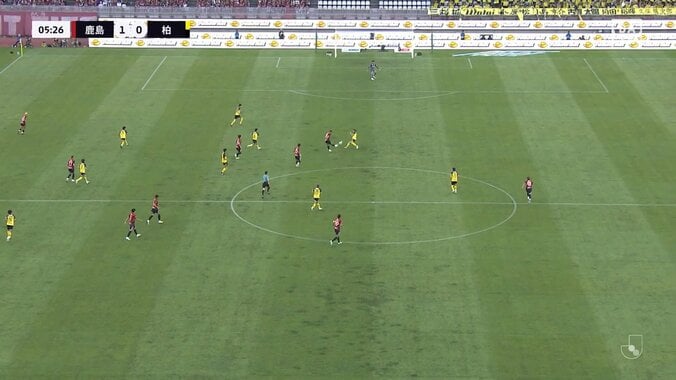 「数年に一度レベルのスーパーゴール！」豪快過ぎる40m級ミドルシュート炸裂でスタジアム騒然「理不尽」「これはエグ過ぎる」 5枚目