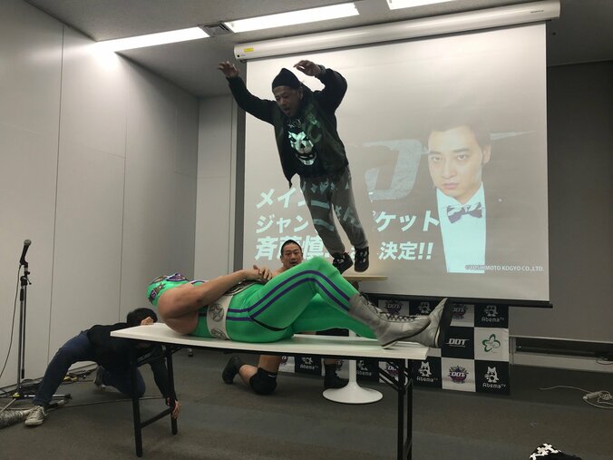 ゲイバーエージェントへ！男色ディーノ、藤田晋社長の唇も株式も奪う　路上プロレス会見で大乱闘 3枚目