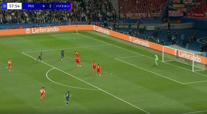 何が起きた…？ 仏代表FWデンベレ、衝撃ゴラッソで“異変”「エグい」「マンガかよ！」GKが動けない…高速カットイン→股抜きショットにファン騒然 3枚目