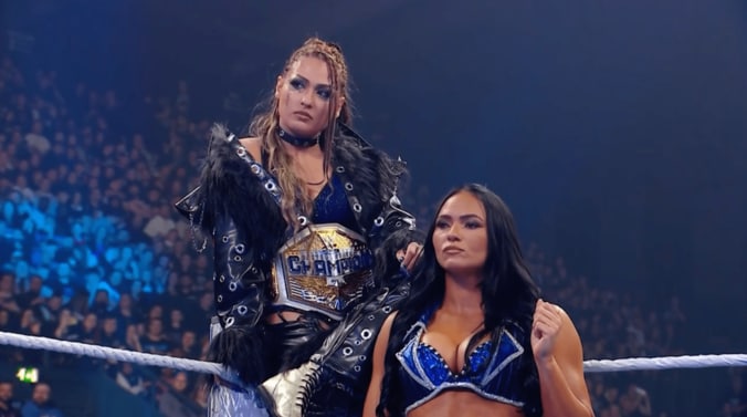 【映像】キレッキレの動きと美腹筋が眩しい“悪の美人マネージャー”