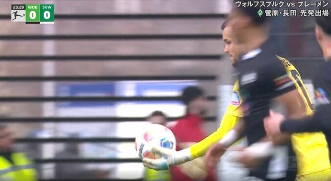 「めっちゃ飛ぶやん！」ブレーメンGK長田澪、美しすぎる“高精度ロングフィード”炸裂「超上手いな」局面を変える“一撃必殺のパントキック” 3枚目