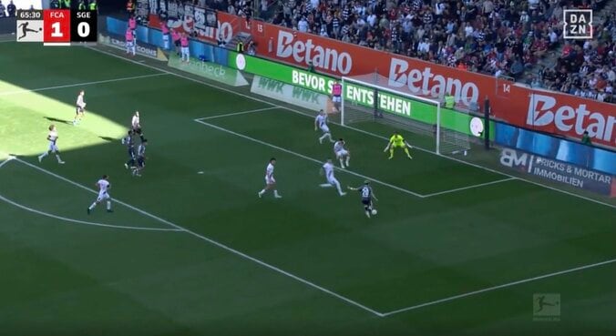 スタジアム騒然！ 堂安律、衝撃の“股抜きゴラッソ”「すげえええ」「エグいな」5枚の壁をブチ破る“逆足弾”で今季5ゴール目！ 3枚目