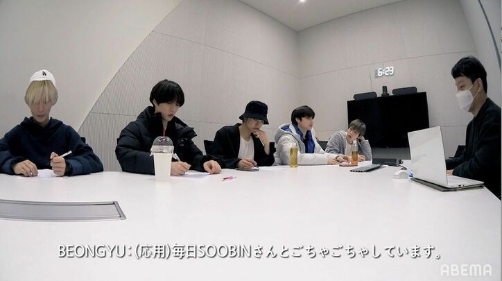 「腹が立つ？」「腹が立っている？」TOMORROW X TOGETHER、日本語を猛勉強！和気あいあいな授業風景に密着