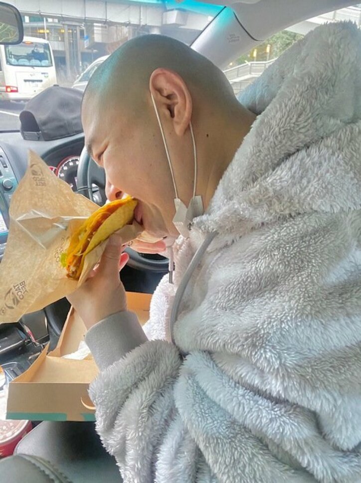 内山信二の妻、通行人に二度見された夫「家まで我慢できず即食い！！」