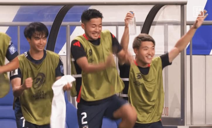 【写真・画像】「危ない！」遠藤航が中国代表MFと激しくクラッシュ…「肘を出してるだろ」「怪我させないでくれよ」ファン心配の瞬間　1枚目