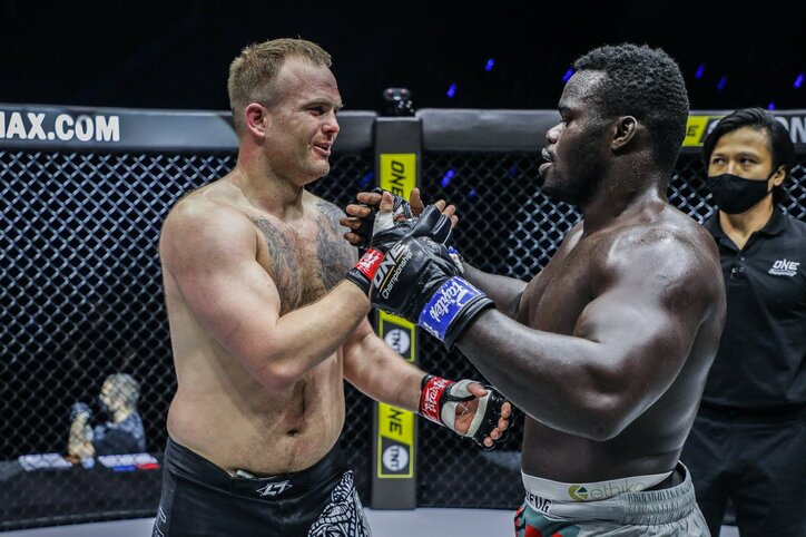 相手欠場で“急遽”MMAに挑戦→衝撃TKO負け　陽気なキックボクサーに同情と称賛の声 「ご覧のとおり“てんとう虫”みたいになってしまったよ（笑）」