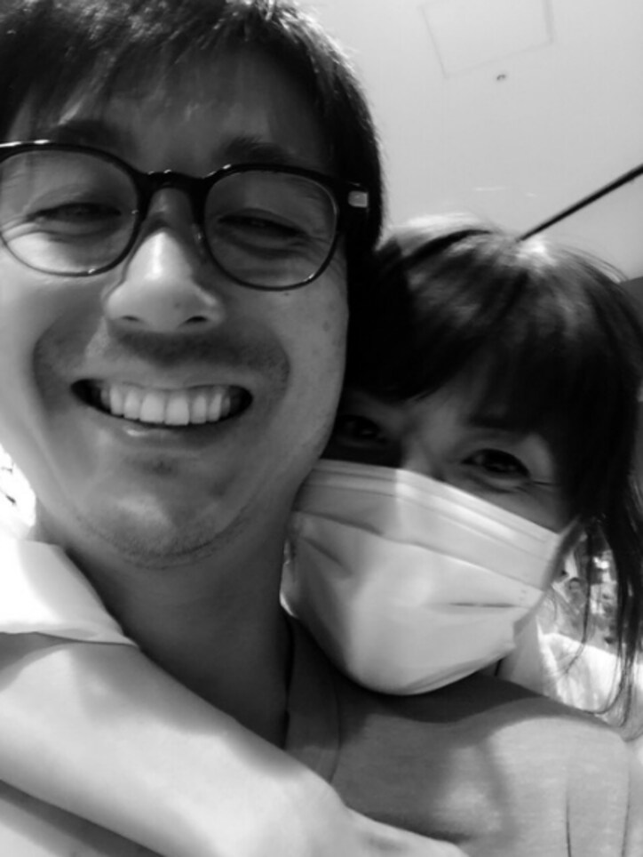 hitomi、幼い頃の孤独な過去を告白　結婚記念日に“家族”を考える