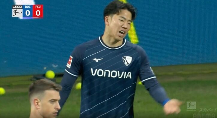 【写真・画像】あわや一触即発！「お前、何してんだよ！」 浅野拓磨がドリブルを仕掛けた瞬間に強烈タックルで吹っ飛ばされた瞬間　悪質ファウルにチームメイトが一斉で駆けつけて大集合　1枚目