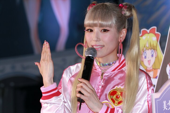 若槻千夏、全力で「月にかわっておしおきよ！」　セーラームーン展の見どころ解説