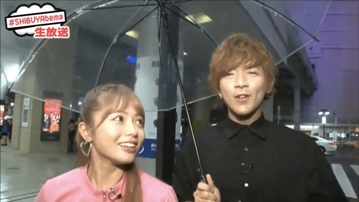 鈴木あや、たくぽんから「ア〜ン」　相合い傘でロケ