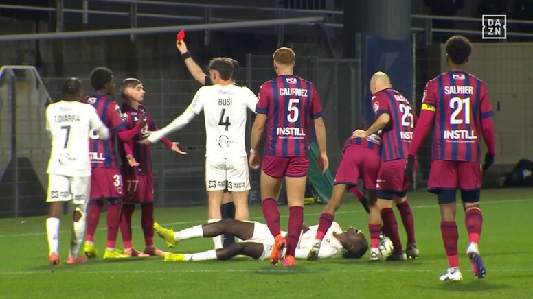 何があった？強烈“腹パンチ”でレッドカード！「殴った？」「衝撃的すぎ」遅延行為にイライラ→20歳FW、まさかの愚行にスタジアム騒然