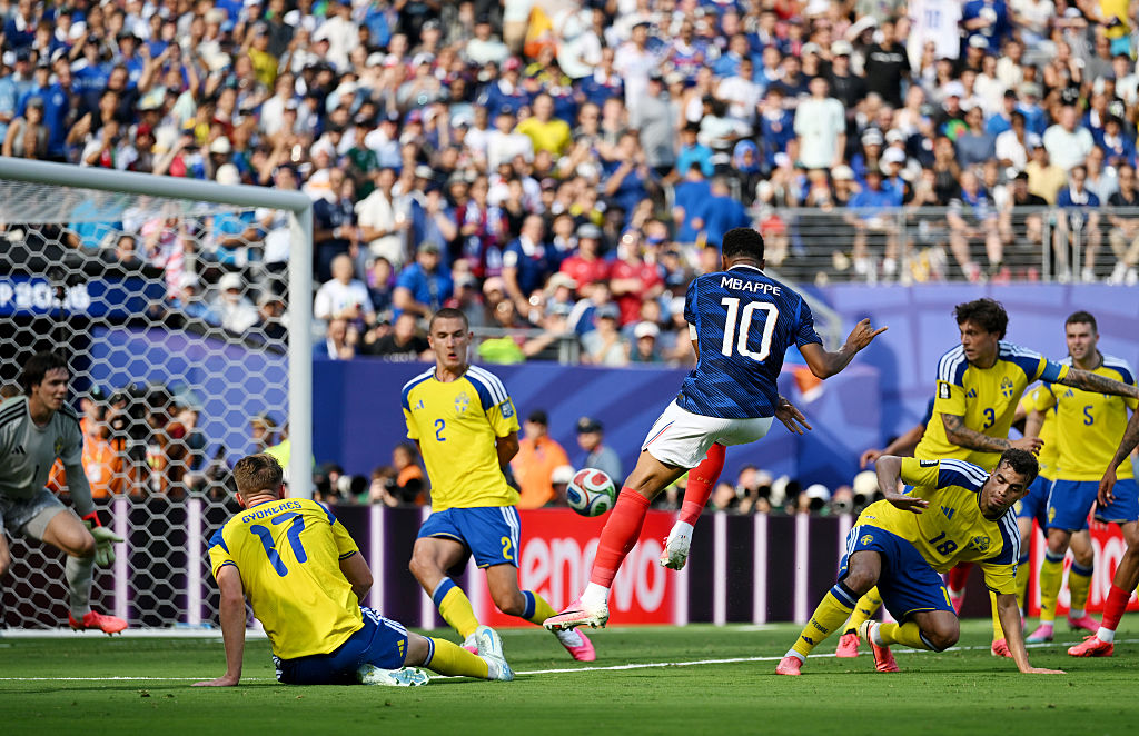 W杯】怪物エムバペ、驚異のインサイド弾に相手GK “微動だにできず