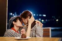 誕生日に彼氏がドタキャン…「俺にしとけばいいのに」後輩男子からの強引なキス