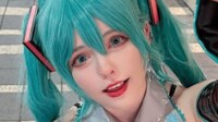 “リアル初音ミク”サヤ・スカーレット 素肌を大胆に見せたセクシーな初音ミクコスプレに絶賛の声