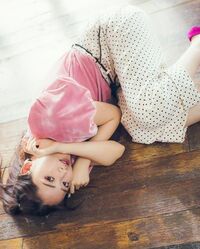 鈴木愛理、床に寝転がるショットに「めっちゃ可愛ゆす」「色っぽい」と絶賛の声