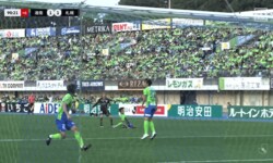 嘘だろ？“無人のゴール”へのシュートが枠外…「決めてくれよ！」ミシャ監督も札幌ファンも総崩れでズッコケた一部始終