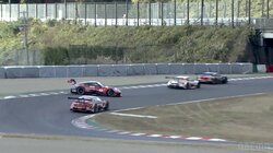 一体、何が！？レース再開“直前に”フェアレディZがまさかのスピン！ 「やってもうた」痛恨の瞬間にガレージも騒然