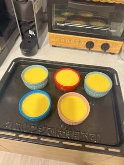 小倉優子、三男と一緒に作ったプリンを長男が絶賛「蒸し焼きにしました」 