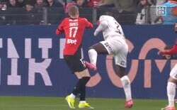 衝撃！ 伊東純也もドン引き… 超危険“足裏タックル”炸裂→キックオフ5分で味方CBが一発退場「泥沼」「何してんだよ…」