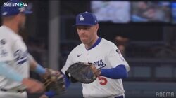 フリーマンが横っ飛び！ “魅せた”円熟の投内連携…首位攻防で光った「好守」、カーショーも“粋な合図”で称賛