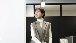 モー娘。弓桁朱琴が編集者になりグラビアを担当？ ヤンマガ編集部で撮影敢行、「週刊！ハロプロ写真館」カット公開