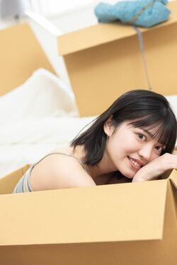 虹コン・石浜芽衣の「手が届きそう……」な姿 デジタル写真集発売記念の誌面カットが公開