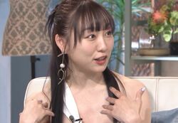 須田亜香里、大人気K-POPアイドルの横で肌を大胆露出？ベッキーが猛ツッコミ「肩出てる！」須田も応戦「ベッキーさんも膝出てる！」