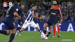 「これでレッドかよ」久保建英も抗議！疑惑の判定に主将はキャプテンマークを叩きつけて大激怒　後から出された足を踏みつけて“一発退場”の瞬間