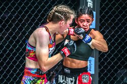 “笑いながら殴る女”こと長身美女ファイターに戦慄「恐ろしい18歳」「進撃の巨人」「女子版セーム・シュルト」ファンも放送席も騒然