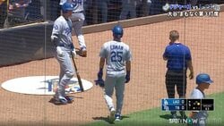 ド軍激震…エドマンが「右足首捻挫」のアクシデントで無念の負傷交代、大谷翔平も心配そうに見送る