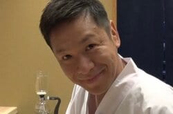 週2勤務で売上240万円！ 寿司屋に転身した人気芸人、ミシュラン掲載店での“間借り寿司”の実態を公開「予約は2ヶ月待ち」
